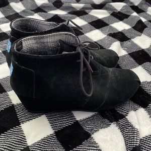 Toms black suede lace up ankle boots wedge bootie